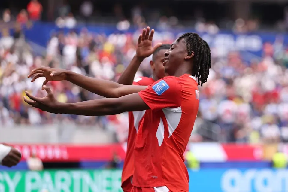 INGLEWOOD, CALIFORNIA – JUNE 18: <a class="link " href="https://sports.yahoo.com/soccer/players/4028037/" data-i13n="sec:content-canvas;subsec:anchor_text;elm:context_link" data-ylk="slk:Johan Manzambi;sec:content-canvas;subsec:anchor_text;elm:context_link;itc:0" data-yga="{"yLinkElement":"context_link","yModuleName":"content-canvas","yLinkText":"Johan Manzambi","ySubModuleName":"anchor_text","yHasCommerce":false}" srcset=