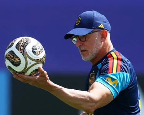 Luis de la Fuente with the new World Cup football.